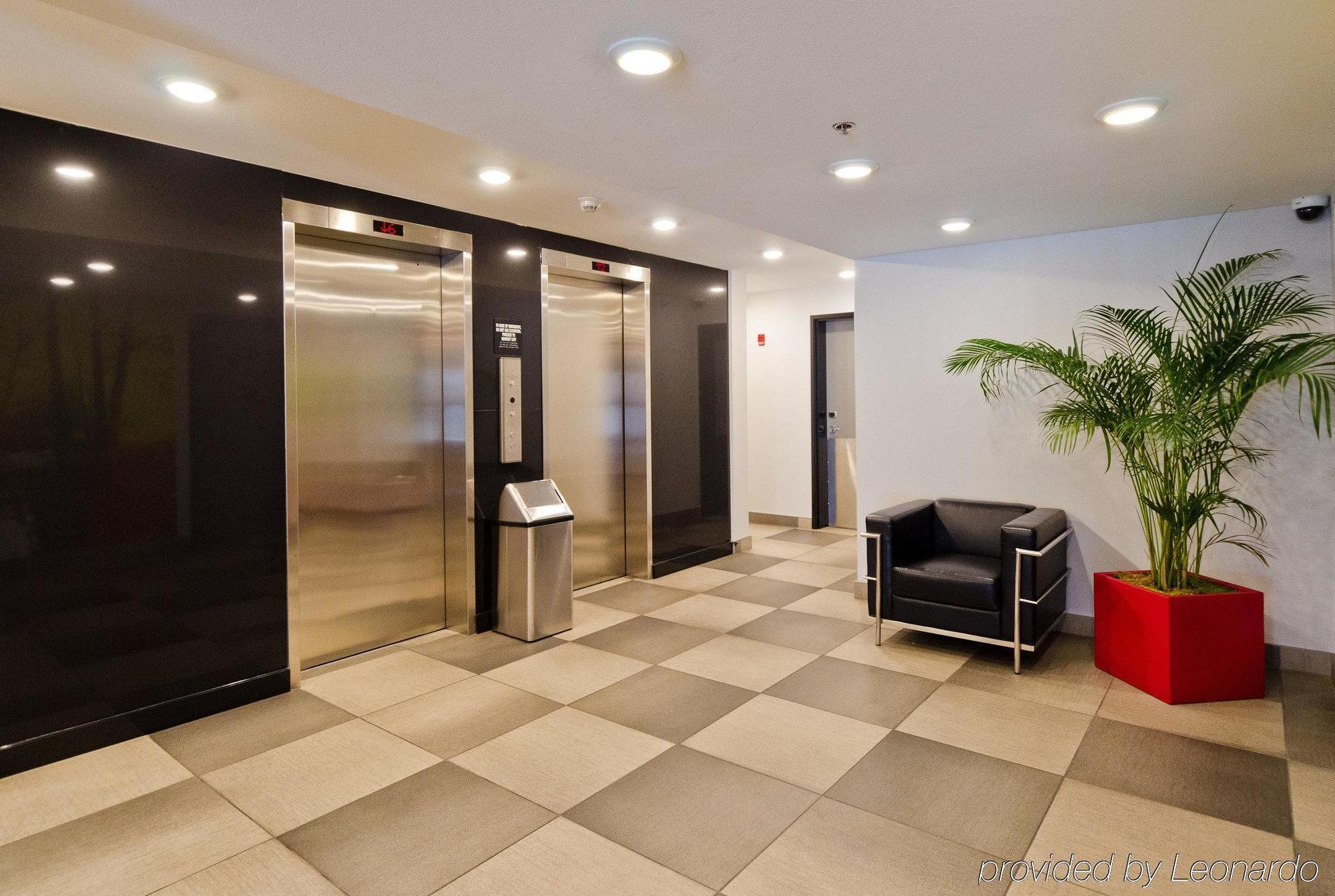 Hotel Elan YYC Kültér fotó