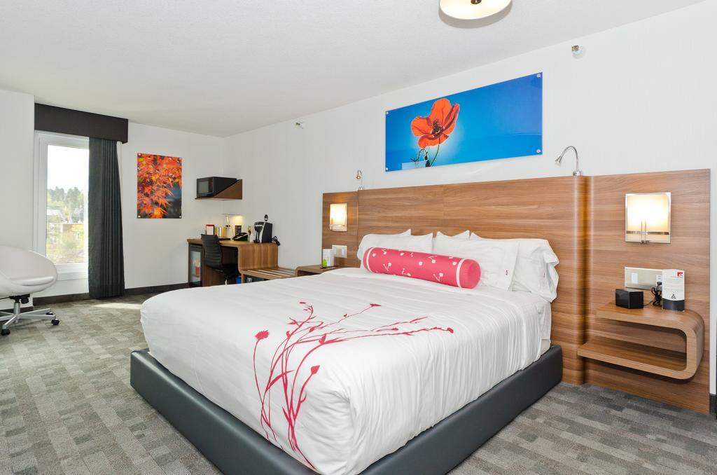 Hotel Elan YYC Kültér fotó