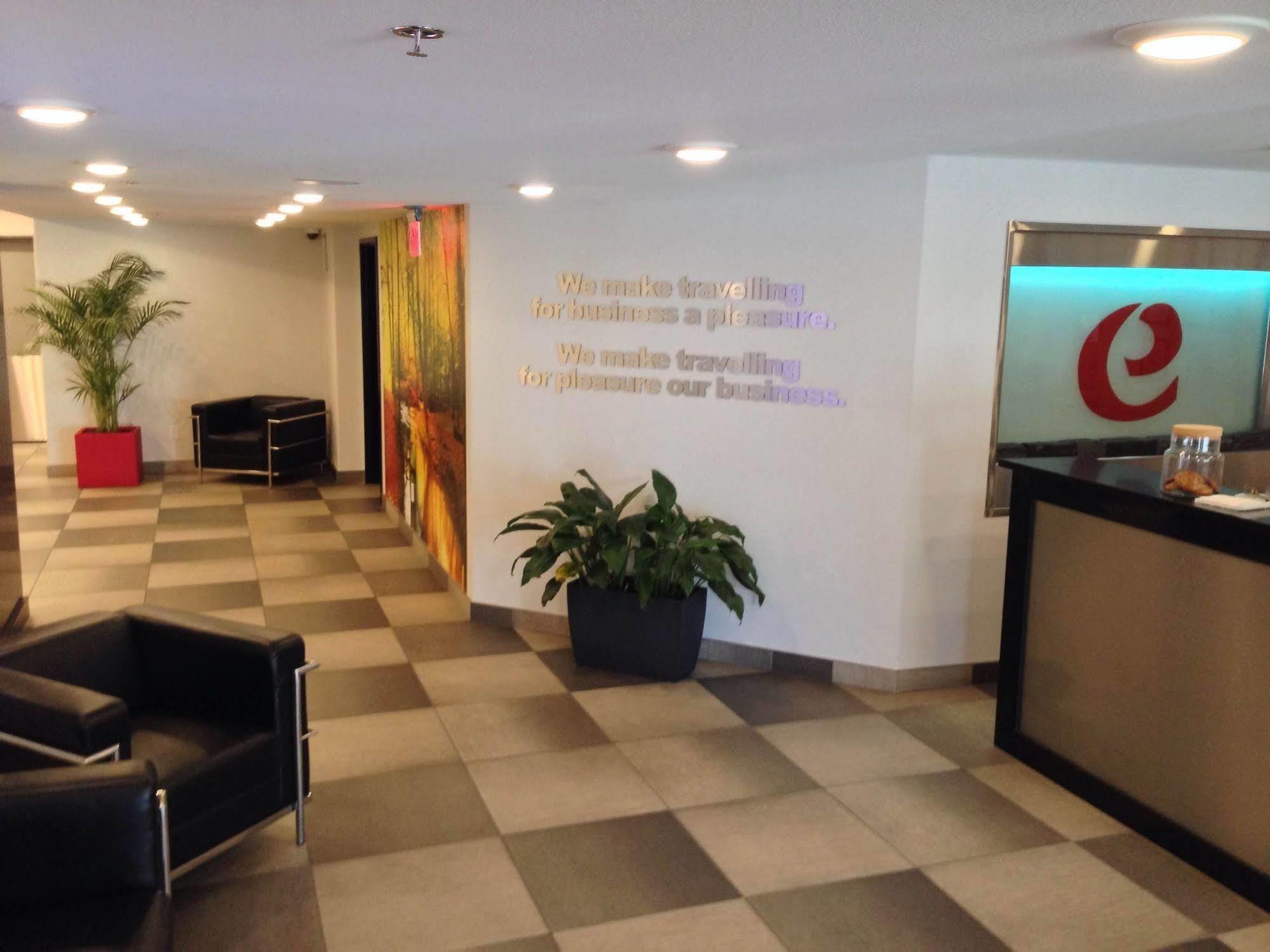 Hotel Elan YYC Kültér fotó