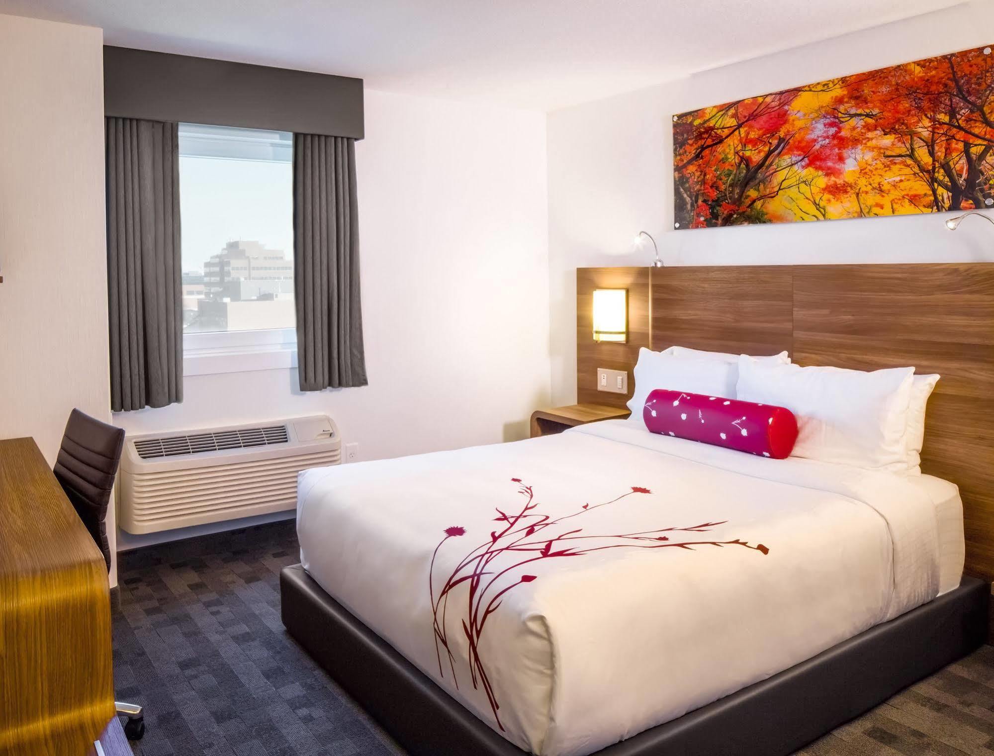 Hotel Elan YYC Kültér fotó