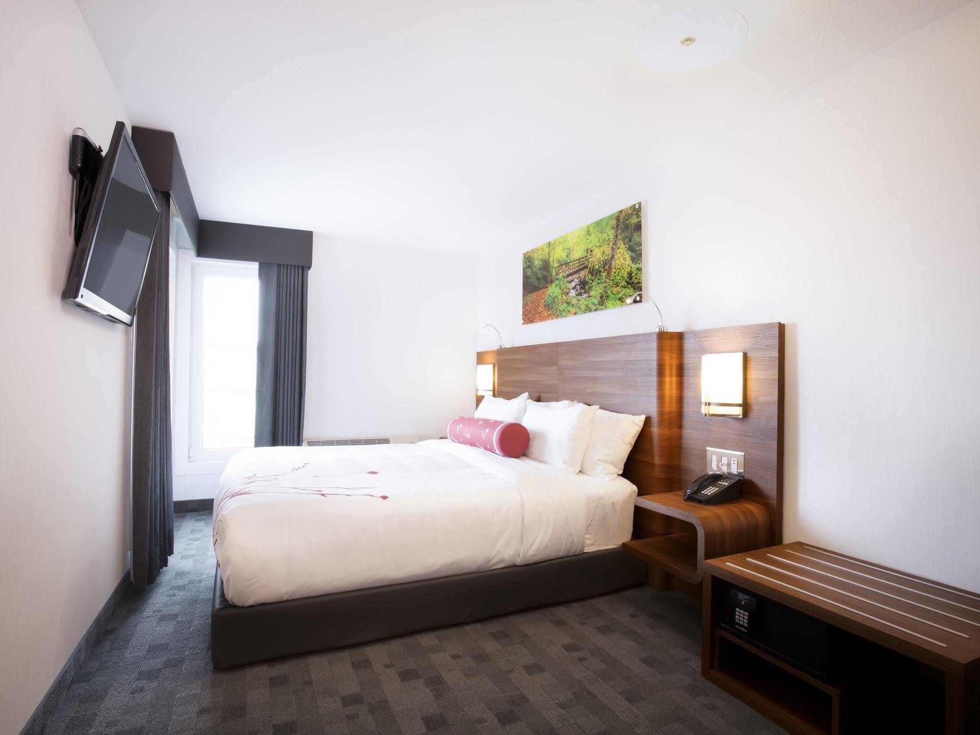Hotel Elan YYC Kültér fotó