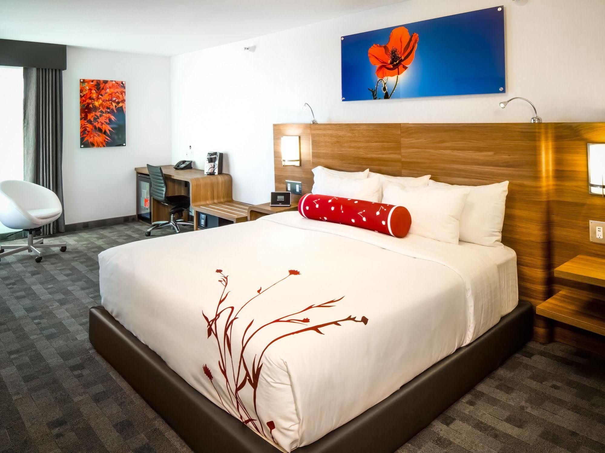 Hotel Elan YYC Kültér fotó