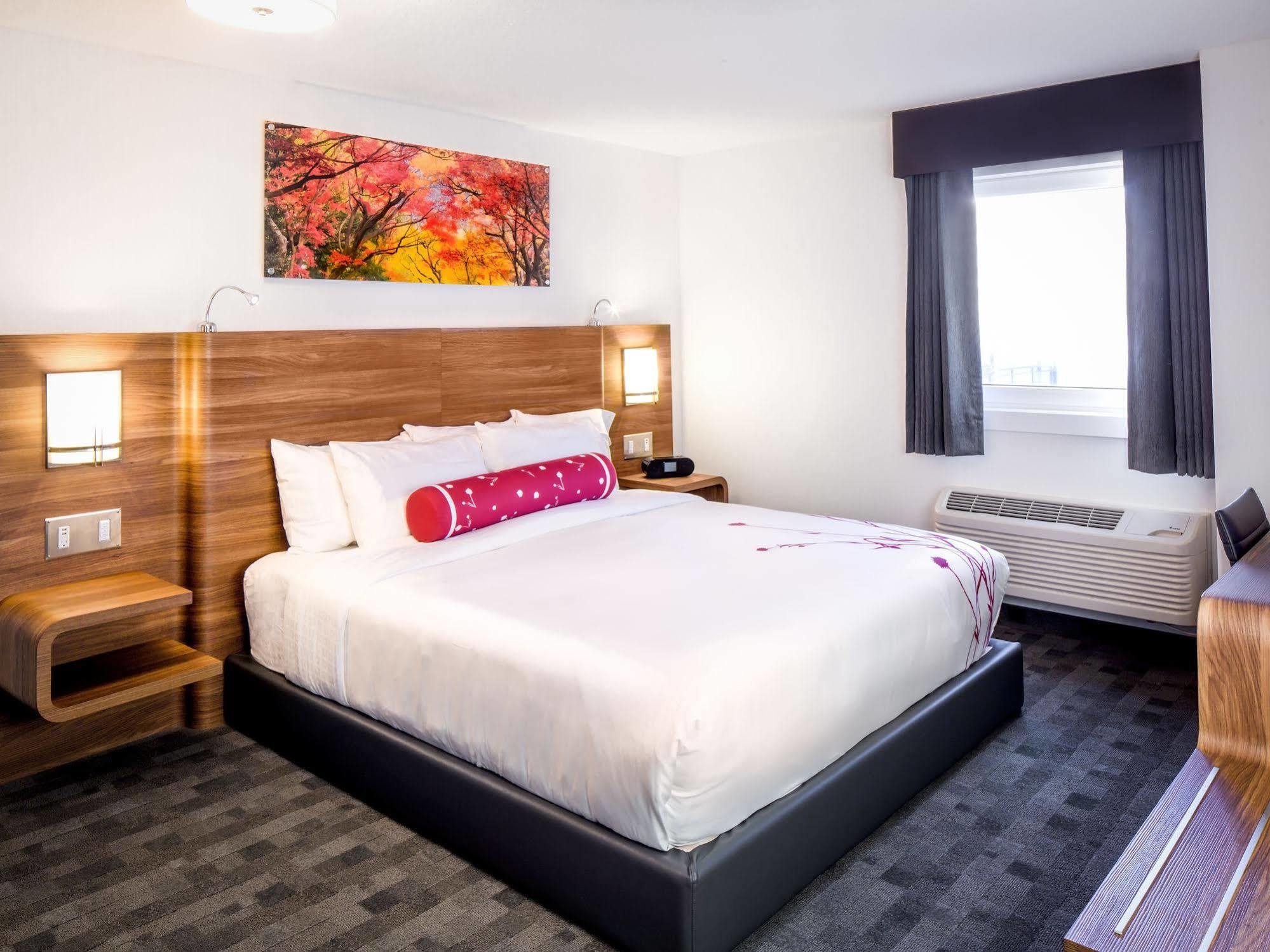 Hotel Elan YYC Kültér fotó