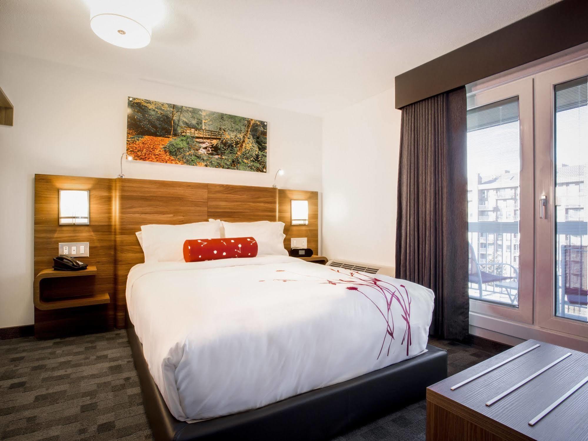 Hotel Elan YYC Kültér fotó