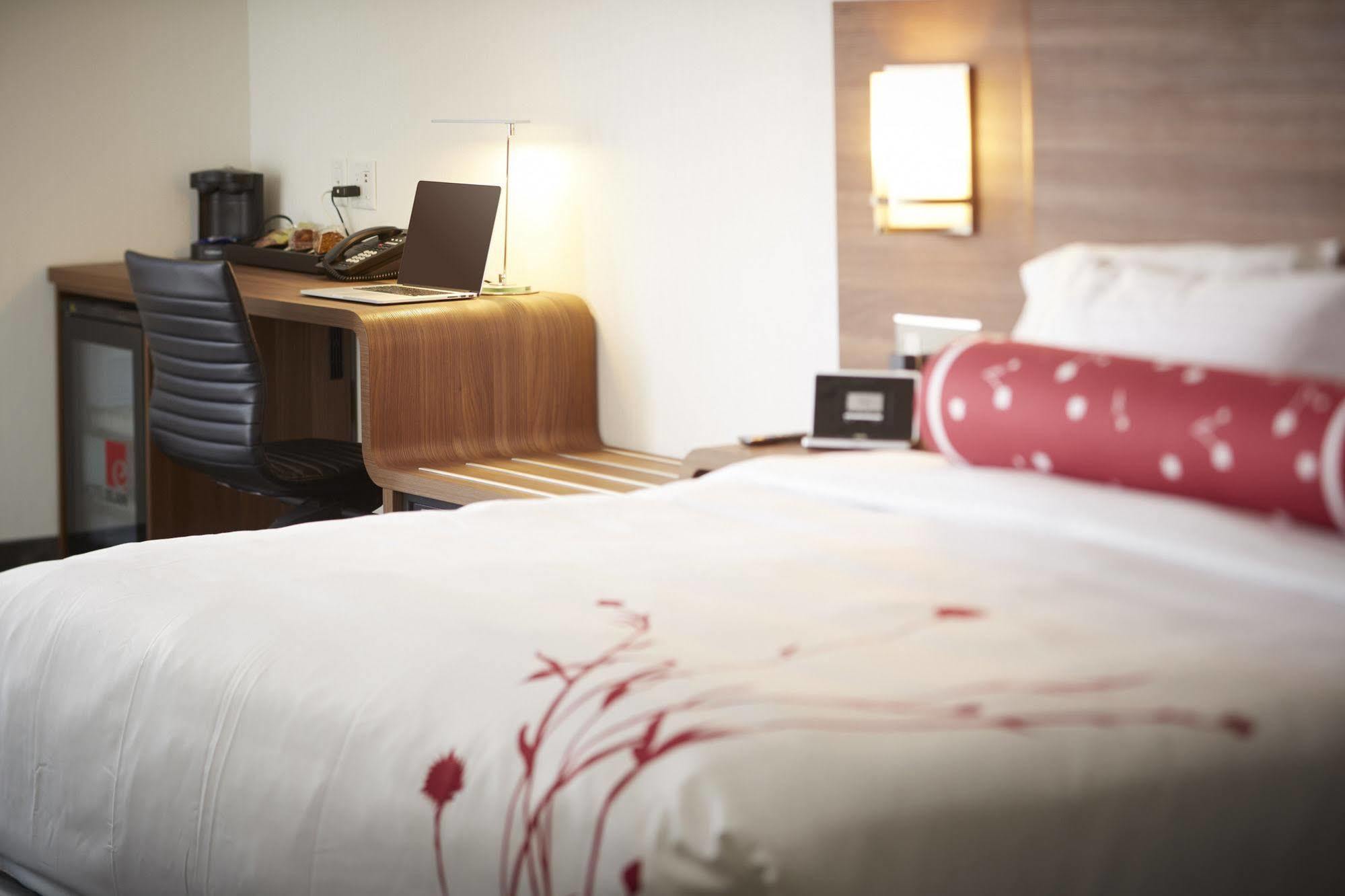 Hotel Elan YYC Kültér fotó
