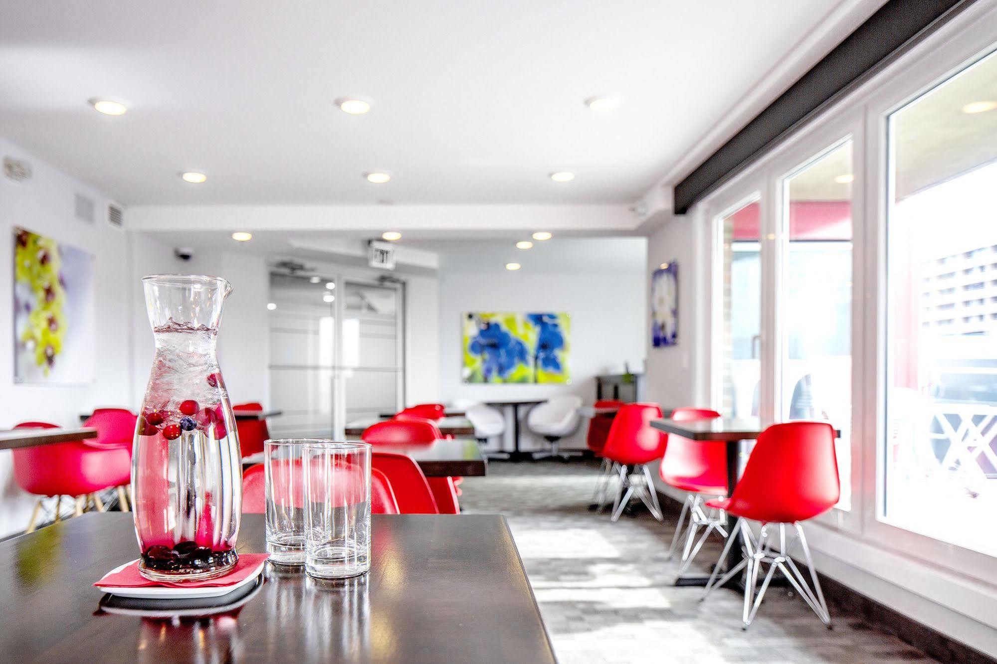 Hotel Elan YYC Kültér fotó